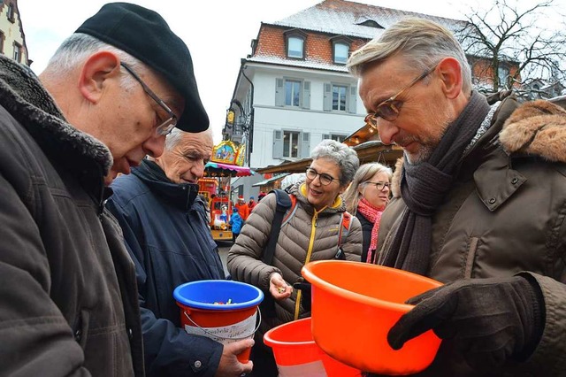 Die Abgeordneten Armin Schuster (recht...tickelberger (hinten) beim Losverkauf.  | Foto: Barbara Ruda