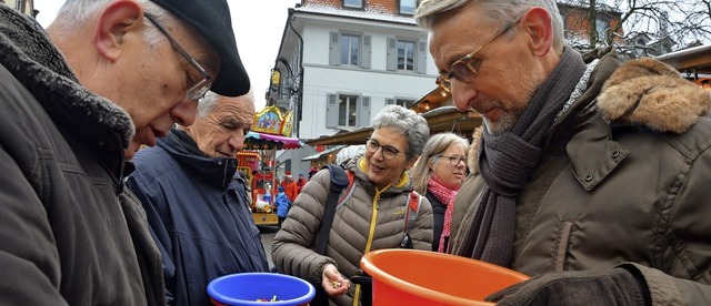 Die Abgeordneten Armin Schuster (recht...tickelberger (hinten) beim Losverkauf.  | Foto: barbara Ruda