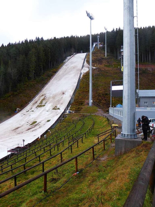 Viel grn, wenig Schnee, keine Skispringer.  | Foto: Peter Stellmach