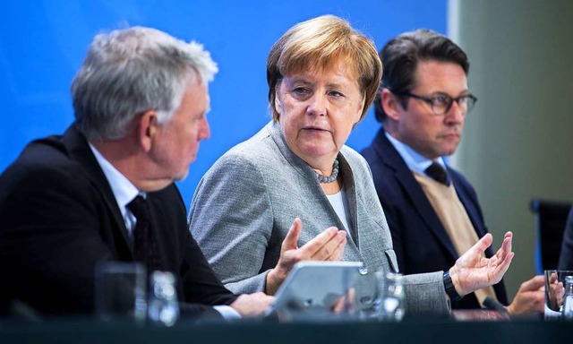 Kanzlerin Angela Merkel  uert sich z...), Bundesverkehrsminister zum Diesel.   | Foto: DPA
