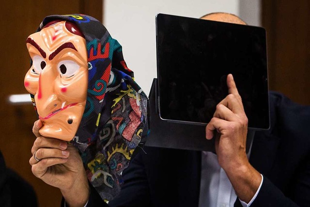 Solch eine Maske trug nicht nur der Angeklagte, als die Tat geschah.  | Foto: dpa