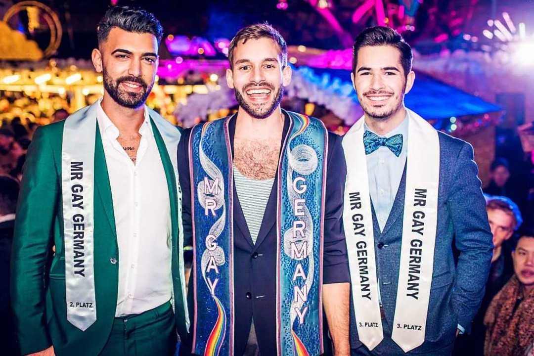 Die Top 3 der Mr.-Gay-Germany-Finalist...) und dem 3. Platz Ermir Blum (rechts)  | Foto: Mirko Plengemeyer