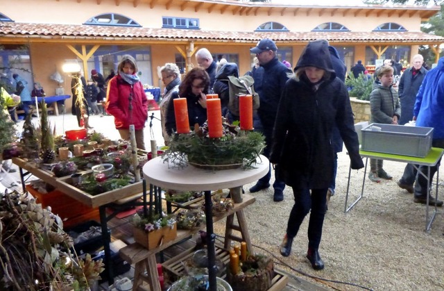 In groer Zahl kamen die Besucher, um ... an Adventsdekoration zu begutachten.   | Foto: Anne Freyer