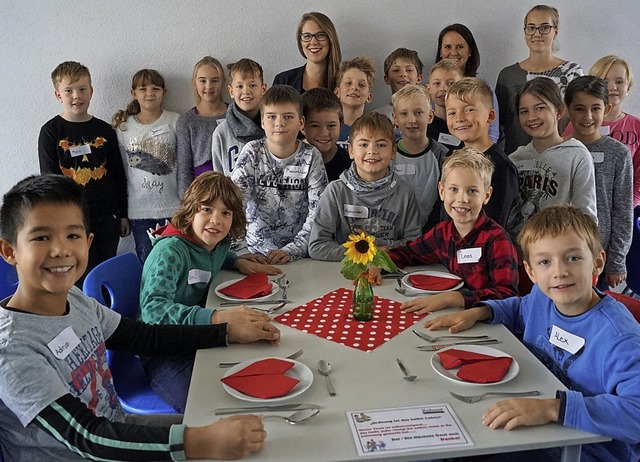 Rheinschule: Benimm-Tag bei der Klasse...e, Andrea Wagner (hinten,  von links)   | Foto: Rheinschule Neuenburg