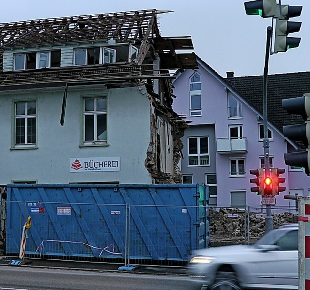 Mit dem Abbruch des Dachs und des Westteils des Gebudes ging es los.  | Foto: Winfried Dietsche