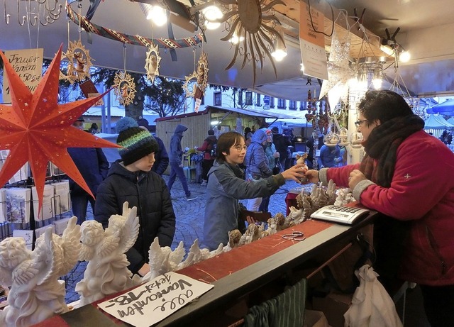 Zwischen dem groen Angebot an Waren f...h den jungen Marktbesuchern gefallen.   | Foto: Gabi Lendle