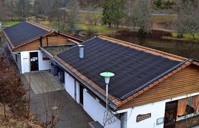 Die Rohre der Solaranlage am  Freibad in Friedenweiler  werden ausgetauscht.  | Foto: Liane Schilling