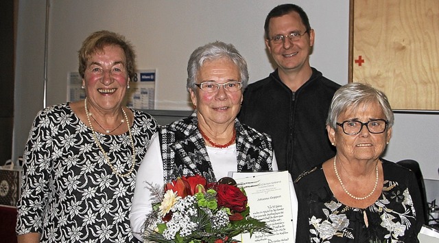 Die Vorsitzende Elisabeth Kind und Dir... Irene Fessinger und Johanna Geppert.   | Foto: Herbert trogus