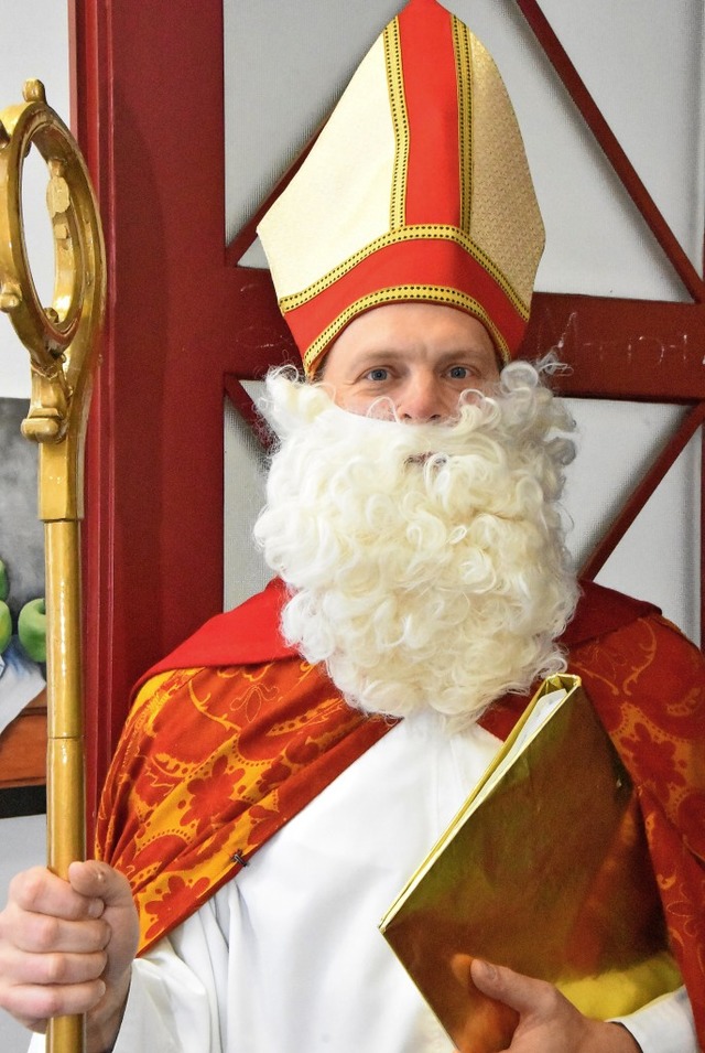 Pfarrer Frank Prestel ist als Nikolaus unterwegs.   | Foto: Andrea Steinhart