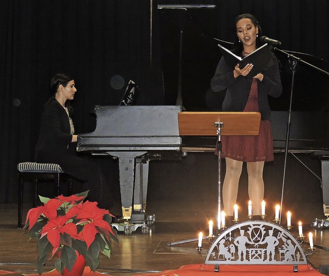 Jasmina Aboubakari singt, begleitet von Irina Naumovska, weihnachtliche Weisen.   | Foto: Fotos: Sylvia Sredniawa