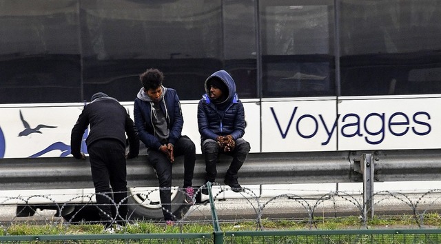 Junge Mnner warten im franzsischen Calais am rmelkanal.   | Foto: dpa