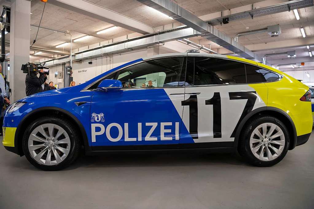 Die Polizei In Basel Ist Demnächst Mit Tesla-Elektroautos Auf Streife ...