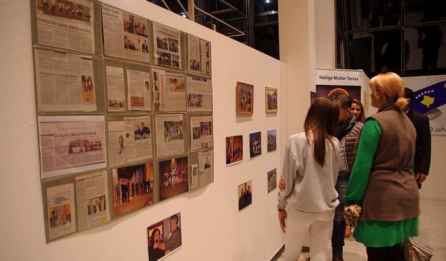 Zehn Jahre erfolgreiche  Integrationsa...ert  die Ausstellung im Rathausfoyer.   | Foto: Annika Sindlinger