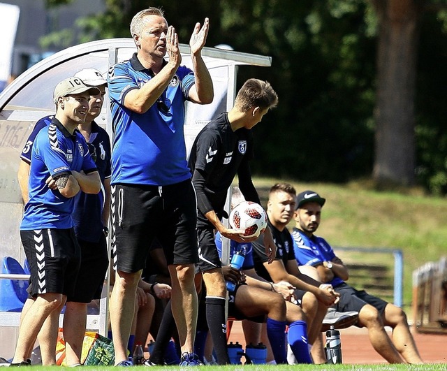 Der Lahrer Coach Oliver Dewes begrt ...hts einer besonders groen Lazaretts.   | Foto:  P. Aukthun