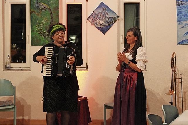 Erzhlerin Karla Krau (rechts) und Gisella Hchsttter am Akkordeon   | Foto: Jennifer Ruh