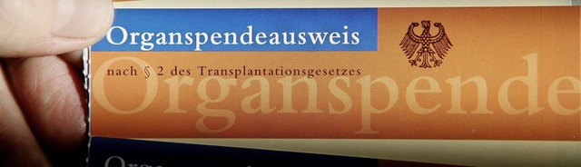 81 Prozent der Deutschen wren zu eine...l hat aber einen Organspenderausweis.   | Foto: Dpa/Thomas Biniossek