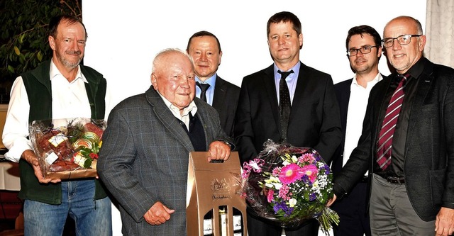 Fr 50 Mitgliedsjahre wurde Hans Mild ...er, Benjamin Fiebig und Werner Rpple.  | Foto: Reiner Beschorner