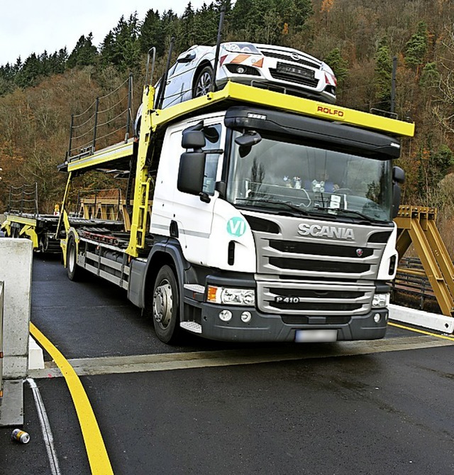 Lastwagen als Problem: Eng geht es auf...B-317-Behelfsbrcke bei Maulburg zu.    | Foto: Bergmann