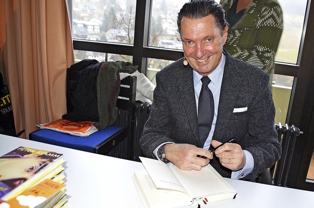 Der Schweizer Bestsellerautor Martin S...hlreichen Fans um Signaturen gebeten.   | Foto: ulrike jger