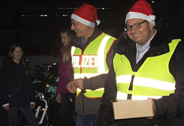 Polizeirevierleiter Albert Zeh und Br...olausaktion der AGFK an den  Schulen.   | Foto: Leutenecker