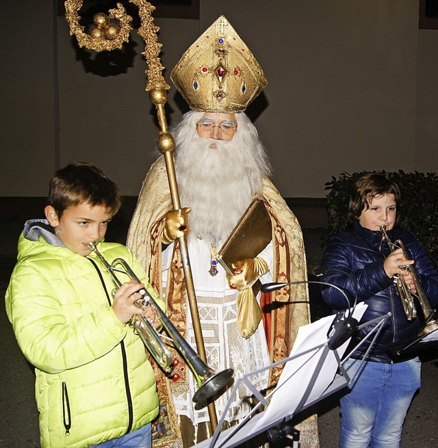 Der Nikolaus besuchte den Yacher Adven...g den Vortrgen der Nachwuchsmusiker.   | Foto: Roland Gutjahr