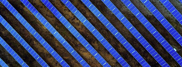 Filmszene aus &#8222;Climate Warriors&#8220;: Blick auf eine Photovoltaikanlage   | Foto: W-film Distribution