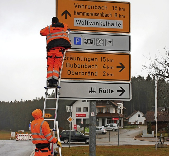 Straenmeister entfernen die Sperrmarkierung von den Schildern.  | Foto: Gert Brichta