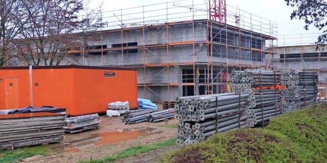 Voll im Gange sind die Bauarbeiten an der neuen Grundschule in der Ortsmitte.   | Foto: Andrea Gallien