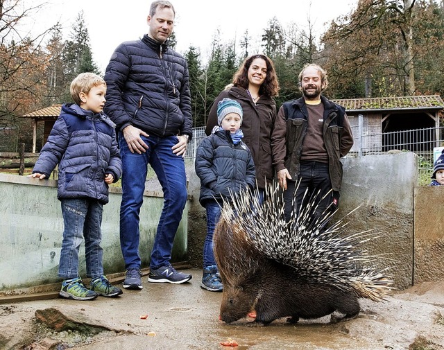 Ralf Volk (rechts) gratuliert den Gewi...t ein Stachelschwein-Mdchen Karotten.  | Foto: Gabriele Zahn