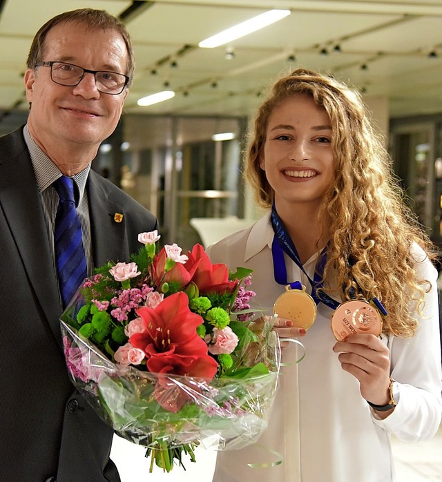 Immer mehr Medaillen bringt Ringerin E...dt berreicht ihr einen Blumenstrau.   | Foto: Martin Eckert