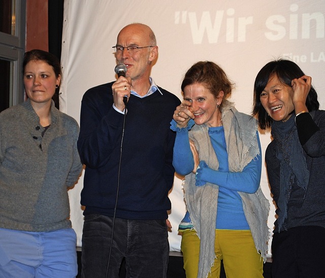 Hartmut Schfer mit Sonja Summ (v.li.)...Kim, die zu Fairnetzt-Gruppen gehren   | Foto: Thomas Loisl Mink