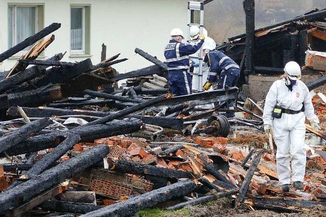 Kriminaltechniker untersuchen abgebrannten Bauernhof in Bonndorf