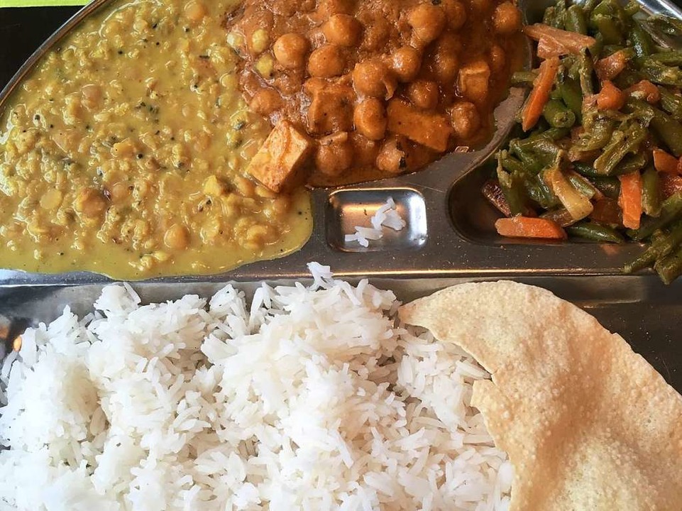 Die Gerichte werden  stilecht auf Blec... die verschiedenen Currys präsentiert.  | Foto: Jana Luck