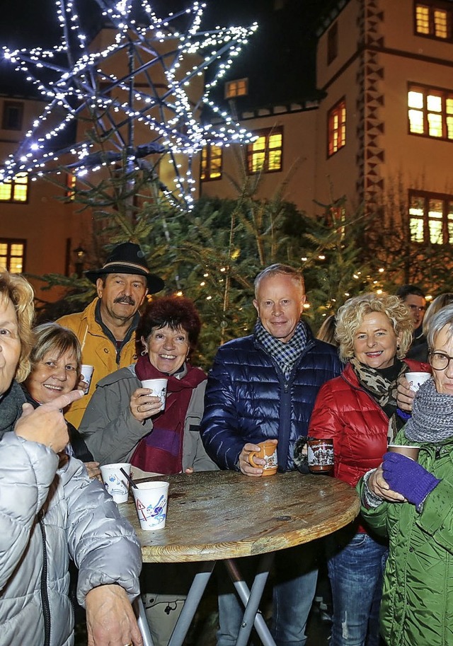 Glhwein schmeckte im weihnachtlich de...sgarten  auch bei milden Temperaturen.  | Foto: Decux-Kone