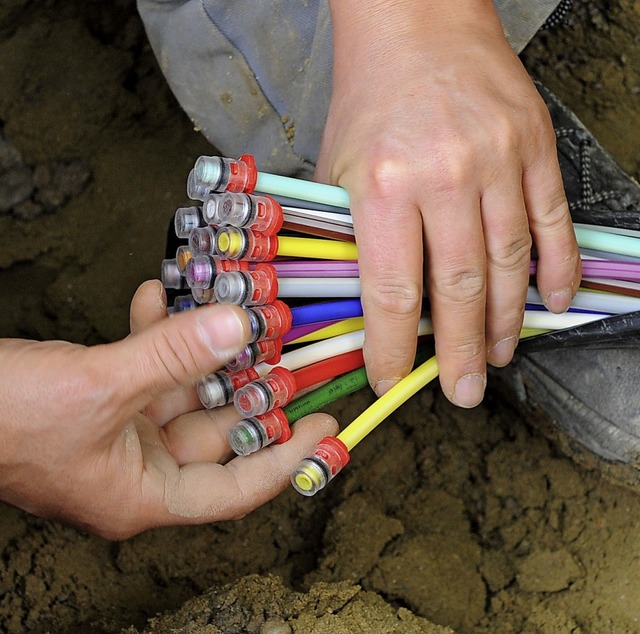 Die Leitungen liegen, aber am Anschlus...f das schnelle Internet  immer wieder.  | Foto: dpa