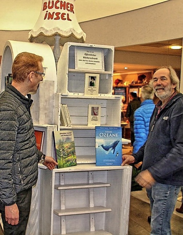 Brgermeister Thomas Gedemer und Werner Brk (rechts) an der neuen Bcherinsel.   | Foto: Schnabl