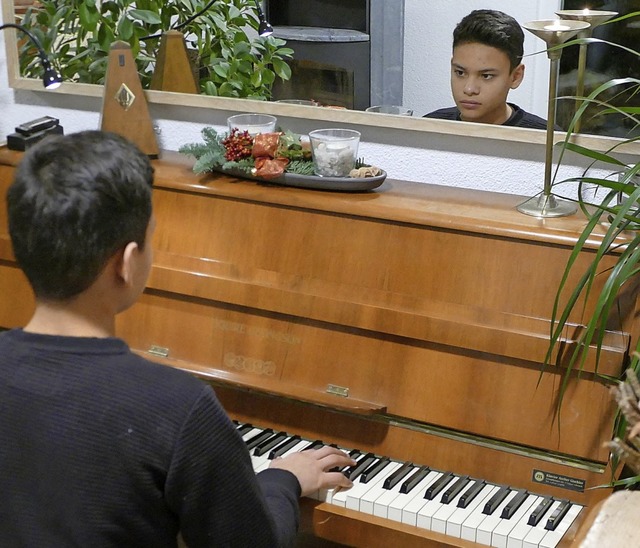 Notenbltter braucht Justin zum Klavierspielen nicht.   | Foto: Elena Borchers
