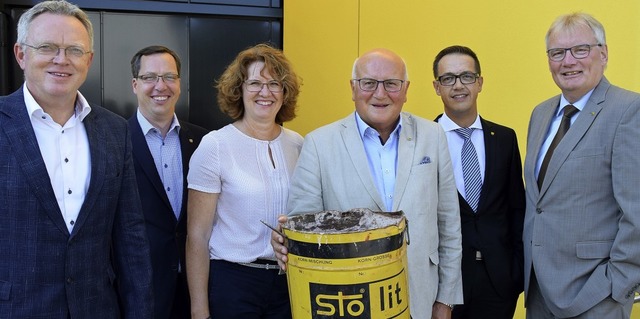 Der Sto-Jubilar und seine Gratulanten ...schaft; Jan Nissen, Vorstand Technik.   | Foto: Regina Mahler