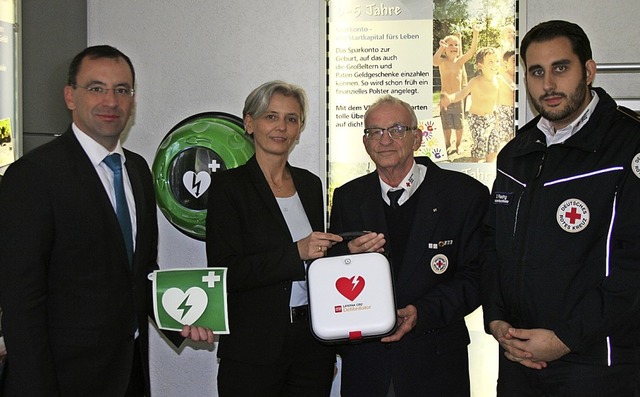 Neuer Defibrillator in der VR-Bank-Zen...Redling vom  DRK-Kreisverband Lrrach.  | Foto: Privat