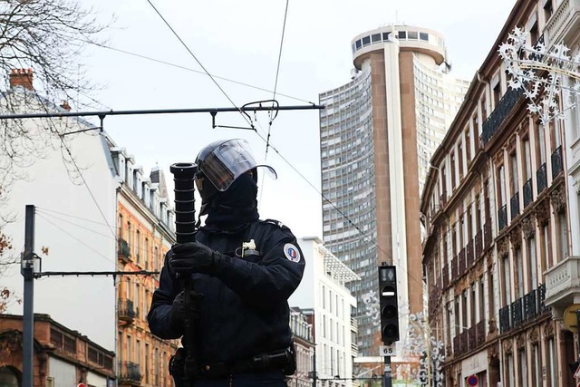 Die Polizei setzte in Mulhouse Trnengas ein.  | Foto: bz