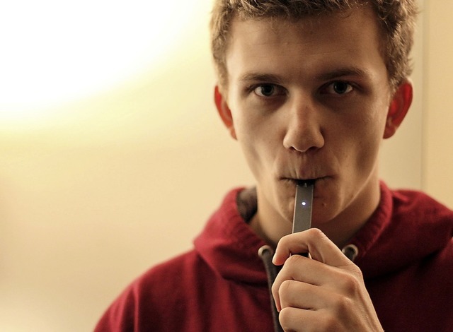 Juul-Fan Nathan Behr mit seiner E-Zigarette   | Foto: dpa