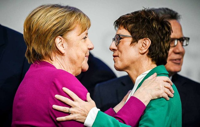 Annegret Kramp-Karrenbauer verabschiedet sich von Bundeskanzlerin Angela Merkel  | Foto: dpa
