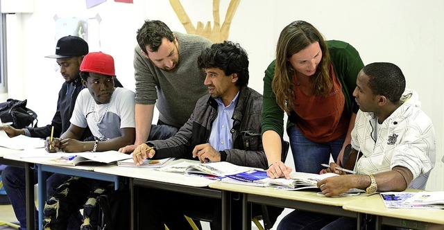 Gerd Schneider (Dritter von links) und...20;  mit Flchtlingen beim Unterricht   | Foto:  Ingo Schneider