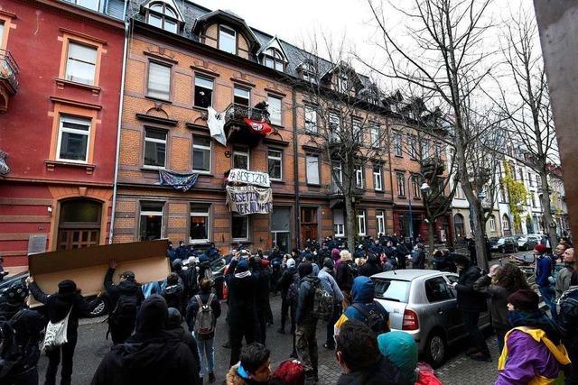 Polizei rumt besetztes Haus in der Guntramstrae 44