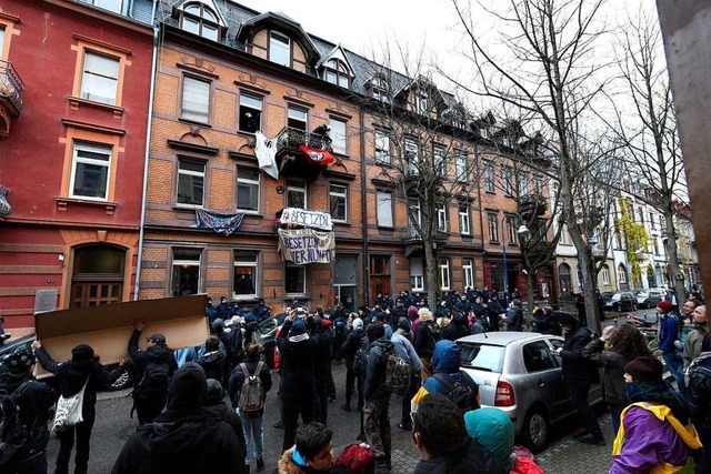 Unter groem Zuschaueraufgebot rumen Polizisten das Haus in der Guntramstrae  | Foto: Thomas Kunz
