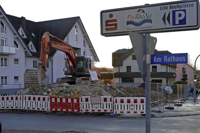 Am Mittwoch wurde das alte Rathaus in ...e soll ein neues rztehaus entstehen.   | Foto:  Dietsche