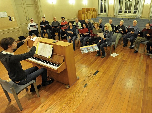 Probe mit Chorleiter Hans Aerts am Kla...ltr in der ersten Reihe ganz rechts.   | Foto:  mzd
