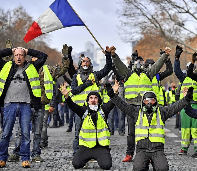 Demonstranten in gelben Westen protest...tern in der Nhe des Arc des Triumph.   | Foto:  dpa
