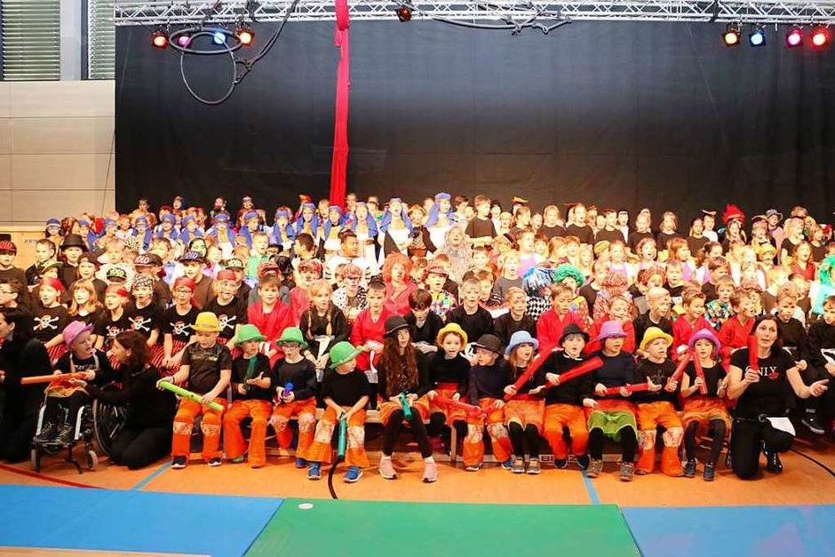 Beeindruckend geriet bereits der Einzug der knapp 300 Artisten bei der Zirkusvorführung der Grundschule. Der Stolz stand den jungen Künstlern ins Gesicht geschrieben. (Foto: Martha Weishaar) Beeindruckend geriet bereits der Einzug der knapp 300 Artisten bei der Zirkusvorführung der Grundschule. Der Stolz stand den jungen Künstlern ins Gesicht geschrieben. (Foto: Martha Weishaar)
