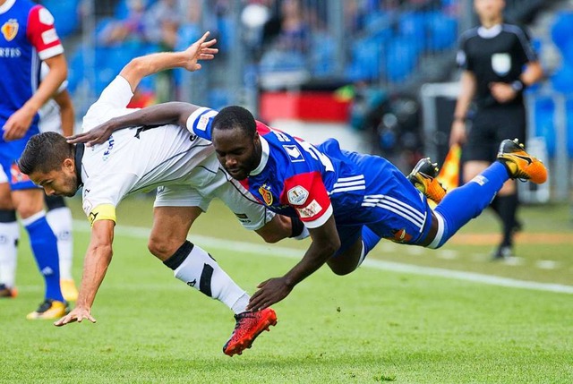 Auf Basels Eder Balanta (rechts) wartet im Spiel gegen Lugano eine Bauchlandung.  | Foto: Patrick Straub